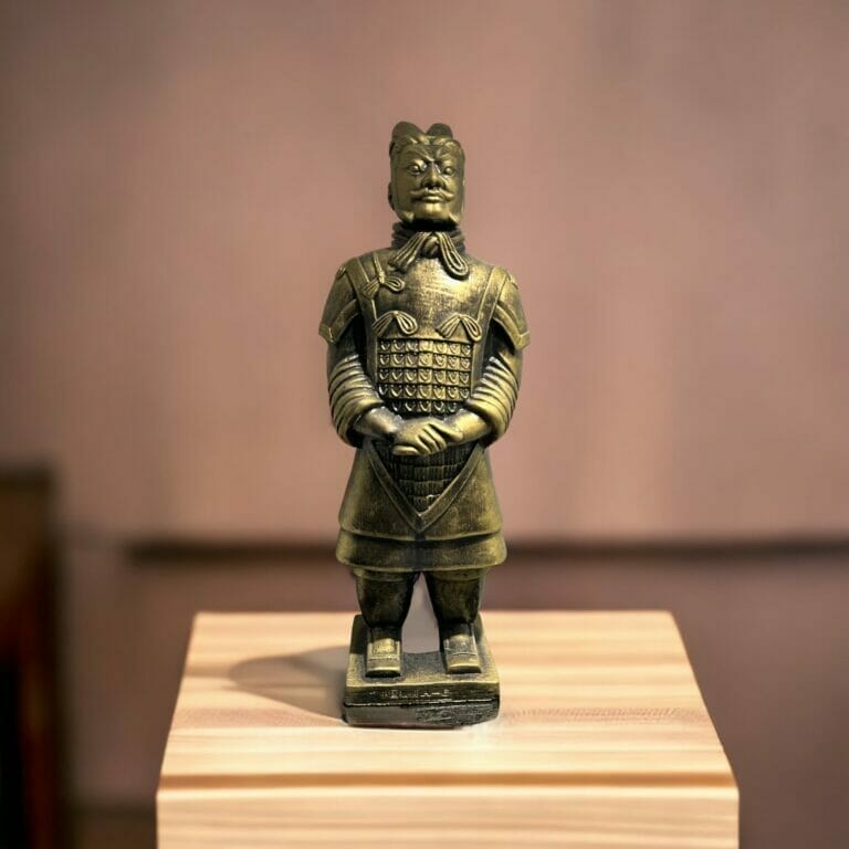 Zu sehen ist eine Bronzestatue eines chinesischen Kriegers.
