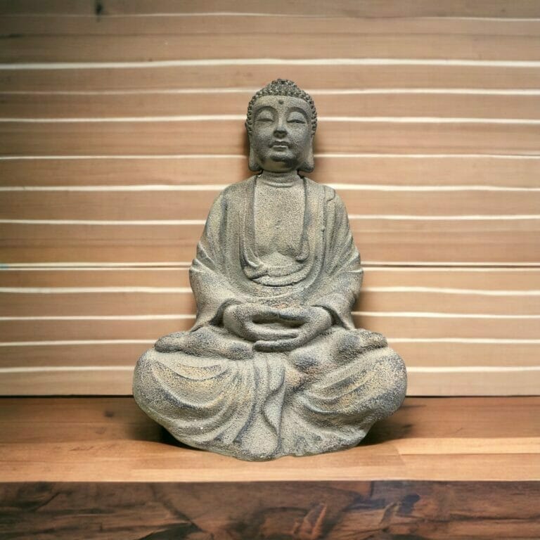 Eine Buddha-Statue, die auf einem Holzregal sitzt.