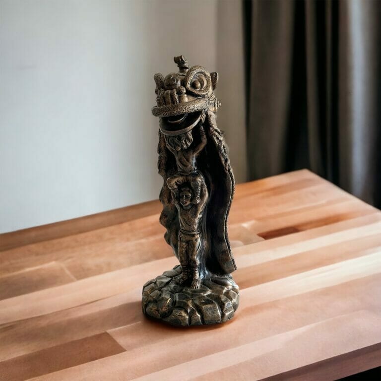 Eine Statue eines chinesischen Löwen auf einem Holztisch.