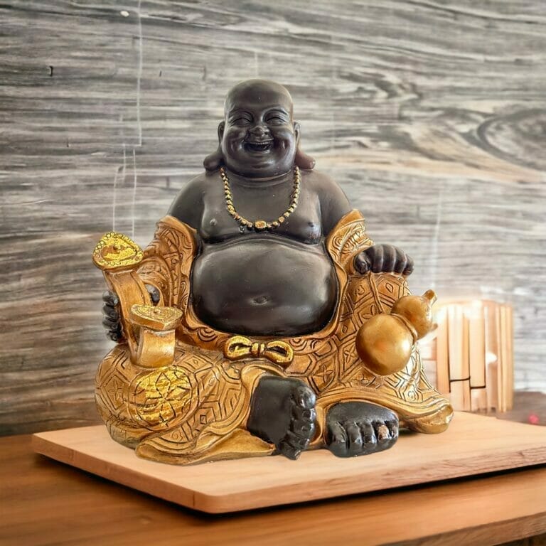 Eine Buddha-Statue, die auf einem Holztisch sitzt.