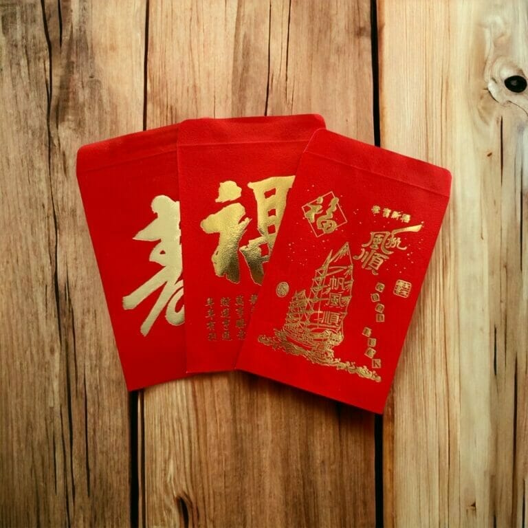 Drei rote Umschläge mit chinesischer Schrift darauf.